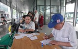 Người dân Hà Nội hào hứng đi làm thẻ xe buýt miễn phí